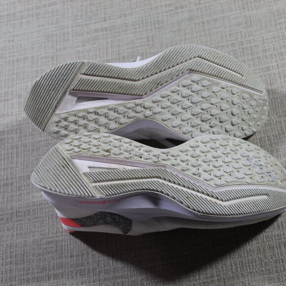 Nike Zoom Winflo 5 Size 7 White and Peach Athletic Shoes - Picture 6 of 6